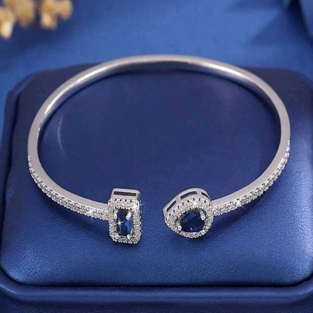 BRAND NEW ** Elegant Silver and Blue Gemstone Bracelet